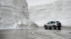 Wer über den Gotthard-Pass fährt, muss mit Schmelzwasser rechnen. (Bild: Keystone)