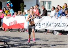 kinder und Erwachsene laufen durch die Zuger Altstadt, beobachtet von Hunderten Zuschauern. (Bild: Stefan Kaiser (Zuger Zeitung))