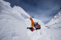 Mit schweren Maschinen räumt das Personal des Amts für Betrieb Nationalstrassen am 29. April die Schneemassen weg. (Bild: Keystone)