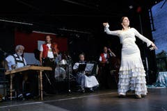 Die Alder Buebe mit der Flamenco-Tänzerin Bellinda Castanio an der 1.August-Feier auf dem Landsgemeindeplatz in Zug. (Bild: Werner Schelbert / Neue ZZ)