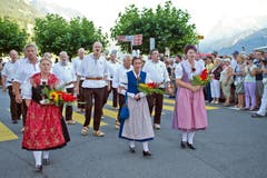 Festlicher Umzug mit dem Jodlerklub Brunnen durch den Dorfkern Brunnens. (Bild: Erhard Gick / Neue SZ)