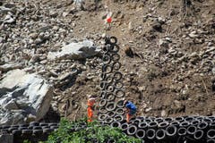 Abdeckmatten werden mit einem Helikopter auf die Bahngeleise gelegt. (Bild: René Meier / Luzernerzeitung.ch)