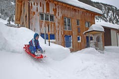 Paul Ziegler freut sich über die Piste vor dem Haus. (Bild: Philipp Schmidli/Neue LZ)