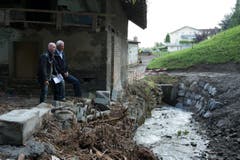 Gemeindepräsident Hans Burri begutachtet mit unserem Reporter Roger Rüegger den Götzenpfalbach. (Bild: Dominik Wunderli (Neue LZ))