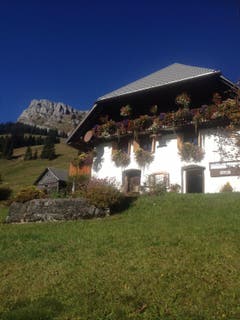 Herrlich mit Blumen geschmücktes Bauernhaus,am Wanderweg vom Salwideli nach Kemmeribodenbad. (Bild: Fredi Meyer)