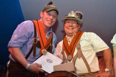 Martin Annen (l.) freute sich über Bierorden und Urkunde, die er von Anton Schneider verliehen erhielt. (Bild: Claudia Surek)