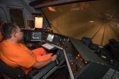 Bis am 31. Mai 2016 sind rund 5000 Testfahrten geplant. Die Züge fahren mit bis zu 275 Stundenkilometern durch den längsten Tunnel der Welt. (16.10.2015). (Bild: Alptransit Gotthard AG)