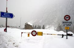 Ab Göschenen, hier beim Teufelsstein, nach Wassen und Amsteg, sowie nach Andermatt sind derzeit alle Wege wegen Lawinengefahr gesperrt. (Bild: Keystone)
