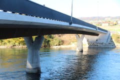 Neue, elegante Strassen- u. Fussgängerbrücke über die Reuss, bei Gnadental. (Bild: Josef Habermacher)