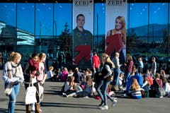 Schüler machen vor der Messe Luzern Mittagspause. (Bild: Nadia Schärli / Neue LZ)