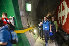Figuranten werden aus dem Zug begleitet. (Bild: Keystone)