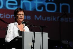 Gemeindepräsidentin Christine Widmer Baumann bei ihrer Begrüssung im Theater Uri. (Bild: Urs Hanhart)