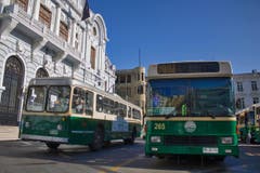 Ein Amerikaner in Chile: Der Oldtimer links ist ein Pullman aus den USA – der älteste noch im Einsatz stehende Trolleybus der Welt. (Bild: Samuel Fuentes, Valparaiso)