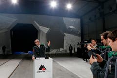 Dieser Spass darf sein: Soldaten fotografieren sich am Rednerpult des Bundespräsidenten. (Bild: Keystone / Alexandra Wey)
