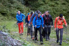 Unter der Führung des international renommierten Bergsteigers Dani Arnold machte sich die Gruppe, der auch SBB-CEO Andreas Meyer und Toni Eder, Vizedirektor des Bundesamtes für Verkehr, angehörte, auf den Weg Richtung Sedrun. Nach über acht Stunden Marschzeit in teils unwegsamem, dem Tunnelverlauf entsprechenden Gelände wird die Gruppe um 17 Uhr in Sedrun eintreffen. (Bild: Keystone / Alexandra Wey)