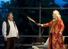 Andrea Zogg als Tell, links, und Albrecht Hirche als Richard Wagner, rechts. (Bild: Keystone)