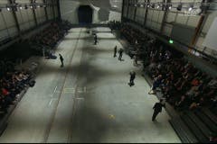 Das Festzelt auf dem Areal Rynächt hat sich mit Publikum gefüllt. (Bild: Alptransit Livestream)