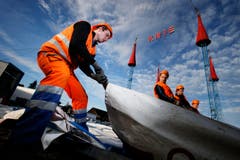 Die Aufbauarbeiten in Zug. (Bild: Stefan Kaiser / Neue ZZ)