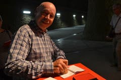Grosse Freude beim Stempeln des "Pionierpasses", das die Gotthard-Reisenden als Souvenir mitnehmen durften. (Bild: Antonio Russo)