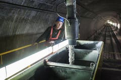 29. Oktober 2014: Ein Tunnelarbeiter kontrolliert die Füllung. (Bild: Keystone)