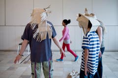 Die Kinder, die am Theaterprojekt teilnehmen, sind zwischen 8 und 15 Jahre alt. Unter den teilnehmenden Flüchtlingskindern gibt es auch unbegleitete Minderjährige. (Bild: Pius Amrein (Neue LZ))