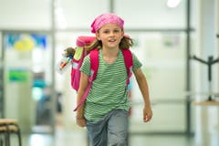 Meret Scherrer (8): «Einmal haben wir im Fach Mensch und Umwelt gelernt, was man alles aus Milch machen kann. Das fand ich spannend.» (Bild: Dominik Wunderli (Neue LZ))