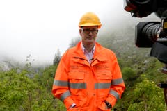 Thomas Kloth erklärt vor laufender Kamera den Sachverhalt. (Bild: Keystone / Urs Flüeler)
