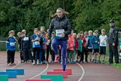 «Cool, dass es regnet - ich komme aus der Hitze», sagt Noemi Zbären und zeigt, wie sie trainiert. (Bild: Pius Amrein / Neue LZ)