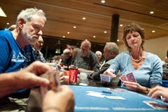 Impressionen von der Jassmeisterschaft der Neuen Luzerner Zeitung im Restaurant Wichlern in Kriens. Im Bild von links: Jack Portmann und Lis Herzog. (Bild: Boris Bürgisser / Neue LZ)