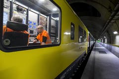 Laut der Bauherrin, der AlpTransit Gotthard AG, verliefen die Testfahrten im längsten Eisenbahntunnel der Welt im Grossen und Ganzen bislang problemlos. (Bild: Keystone / Alexandra Wey)