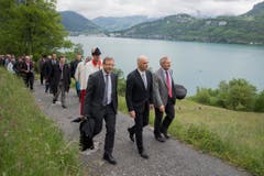 Der Schwyzer Landammann Andreas Barraud, Bundesrat Alain Berset und der Urner Ständerat Josef Dittli (von links) auf dem Weg zum Rütli. (Bild: Keystone / Urs Flüeler)