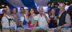 FCL-Festrunde mit (v.l.) René Baumann, Patrick Schnarwiler, Gerry Seoane, Fabienne Glanzmann, Claudia Vogler, Kudi Müller, Dante Carecci und Ruedi Stäger. (Bild: Claudia Surek)