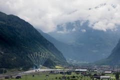 Die Urner Reussebene in einem besonderen Moment: Ein Rauchzeichen signalisiert die Ausfahrt des ersten offiziellen Passagierzugs. (Bild: Keystone / Gaetan Bally)