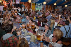 Stimmungsbild vom Eröffungsabend des 4. Lozärner Oktoberfestes. (Bild: Claudia Surek)
