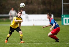 Levent Basol vom FC Baar gegen Philip Domeisen vom SC ChamII. (Bild: Stefan Kaiser / Neue ZZ)