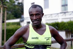 Chengere Tolossa freut sich über seinen Sieg. (Bild: Werner Schelbert (Neue ZZ))