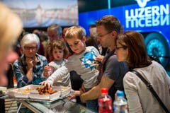 Besucher degustieren Luzerner Spezialitäten an der Sonderausstellung. (Bild: Philipp Schmidli)