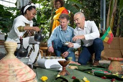 Kaffee für Lukas Meyer, Projektleiter Kaffee-Ausstellung (mitte) und Pius Marti, Geschäftsführer des Tropenhauses in Wolhusen. (Bild: Dominik Wunderli / Neue LZ)