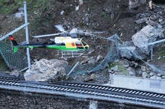 Ein Helikopter der Heli Gotthard fliegt über die Unfallstelle. (Bild: Urs Hanhart/Neue UZ)