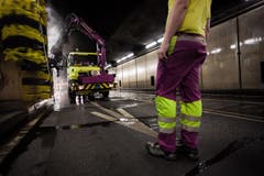 Im Gotthard-Tunnel werden Tunnelwände gesäubert. (Bild: Keystone)