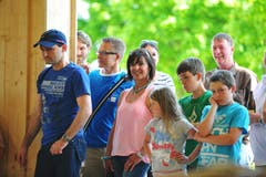Das zahlreiche Publikum bei der Eröffnung. (Bild: Corinne Glanzmann / Neue LZ)