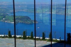 Spiegelung des Vierwaldstättersees in der Glasfassade eines der neuen Hotelanlagen auf dem Bürgenstock. (Bild: Regula Aeppli)