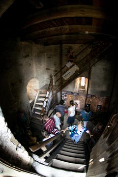 Besucher erklimmen die Treppe des Wachtturms. (Bild: Roger Gruetter / Neue LZ)