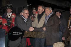 Schlüsselübergabe in Andermatt: Alain Bachmann, General Manager im «Chedi», Robert Fellermeier, CEO des Andermatter Resorts und Investor Samih Sawiris (von links). (Bild: PD)