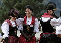 Frauen in der Urner Sonntagstracht trotzen dem Föhnsturm. (Bild: Keystone)