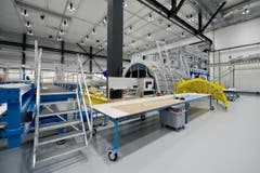 Innen wartet die Halle mit Hightech auf. Nutzlastverkleidungen für Trägerraketen, die unter anderem Satelliten in ihre Weltraum-Umlaufbahnen schiessen, werden hier angefertigt. (Bild: Pius Amrein)
