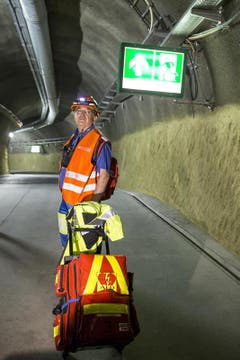 Benedikt Bauer, Rettungssanitäter von Alpinmedic, mit seiner Ausrüstung bei Sedrun. (Bild: Keystone / Alexandra Wey)