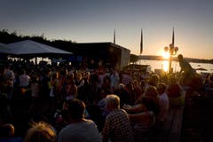 Sommerliche Stimmung n der 1. August-Feier in Zug am See (Bild: Maria Schmid / Neue ZZ)