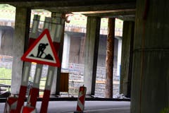 Als Sofortmassnahme wurde die Galerie mit Holzstämmen gestützt. (Bild: Keystone / Urs Flüeler)