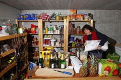 In Pia Baumanns Vorratskammer fehlt es an nichts. (Bild: Philipp Schmidli/Neue LZ)